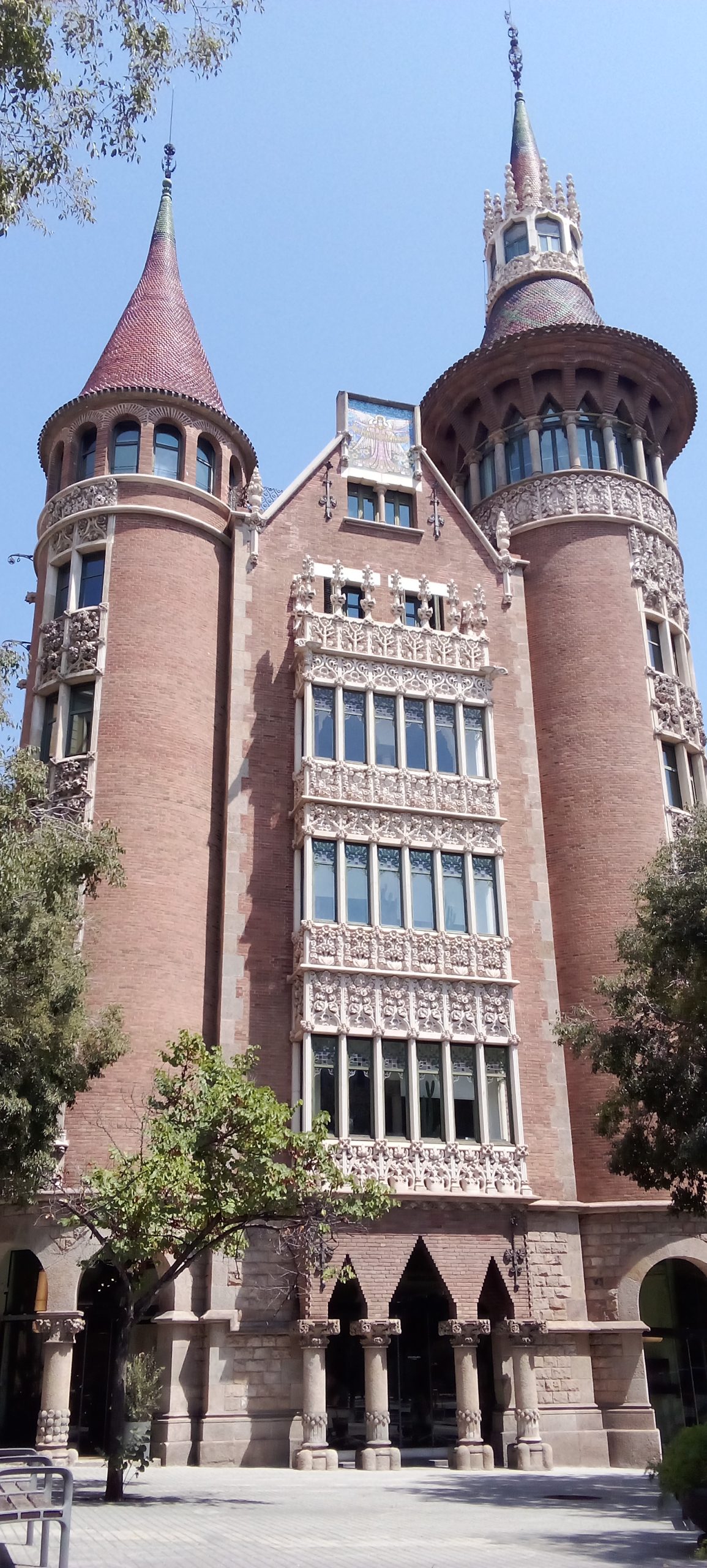 Casa de les Punxes - Casa Terrades - Construcción y Reformas en Barcelona /Construcción modernista en ladrillos y piedra con detalle constructivos en hierro.