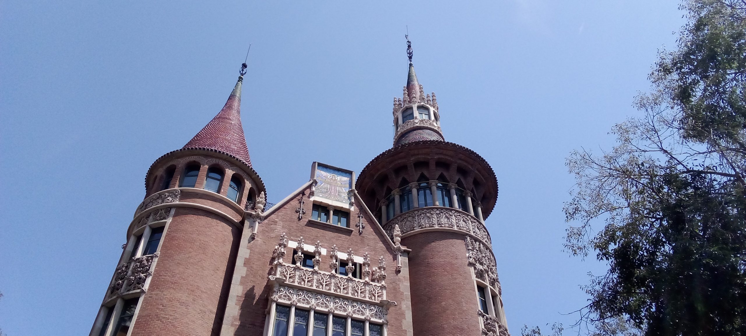 Casa de les Punxes - Casa Terrades - Construcción y Reformas en Barcelona /Construcción modernista en ladrillos y piedra con detalle constructivos en hierro.