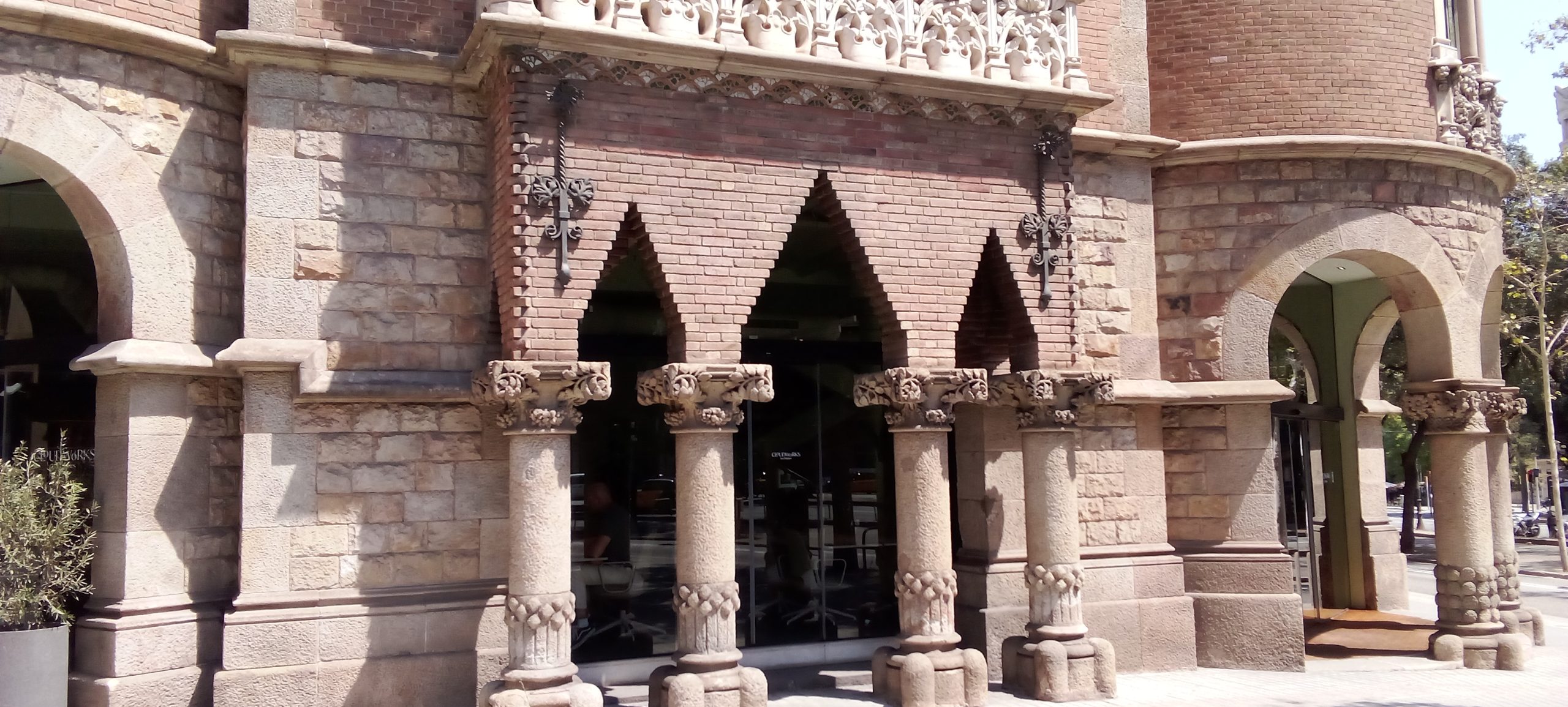 Casa de les Punxes - Casa Terrades - Construcción y Reformas en Barcelona /Construcción modernista en ladrillos y piedra con detalle constructivos en hierro.