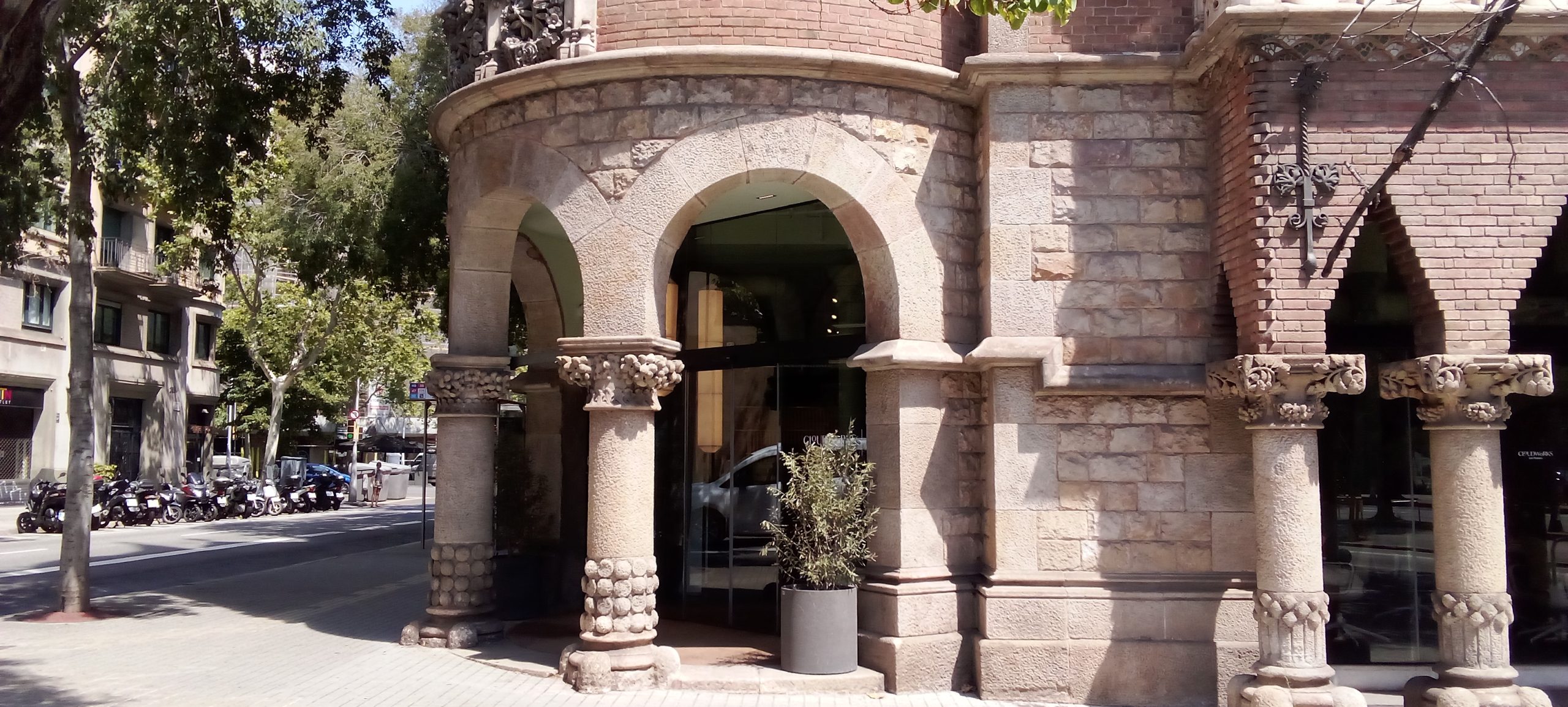 Casa de les Punxes - Casa Terrades - Construcción y Reformas en Barcelona /Construcción modernista en ladrillos y piedra con detalle constructivos en hierro.