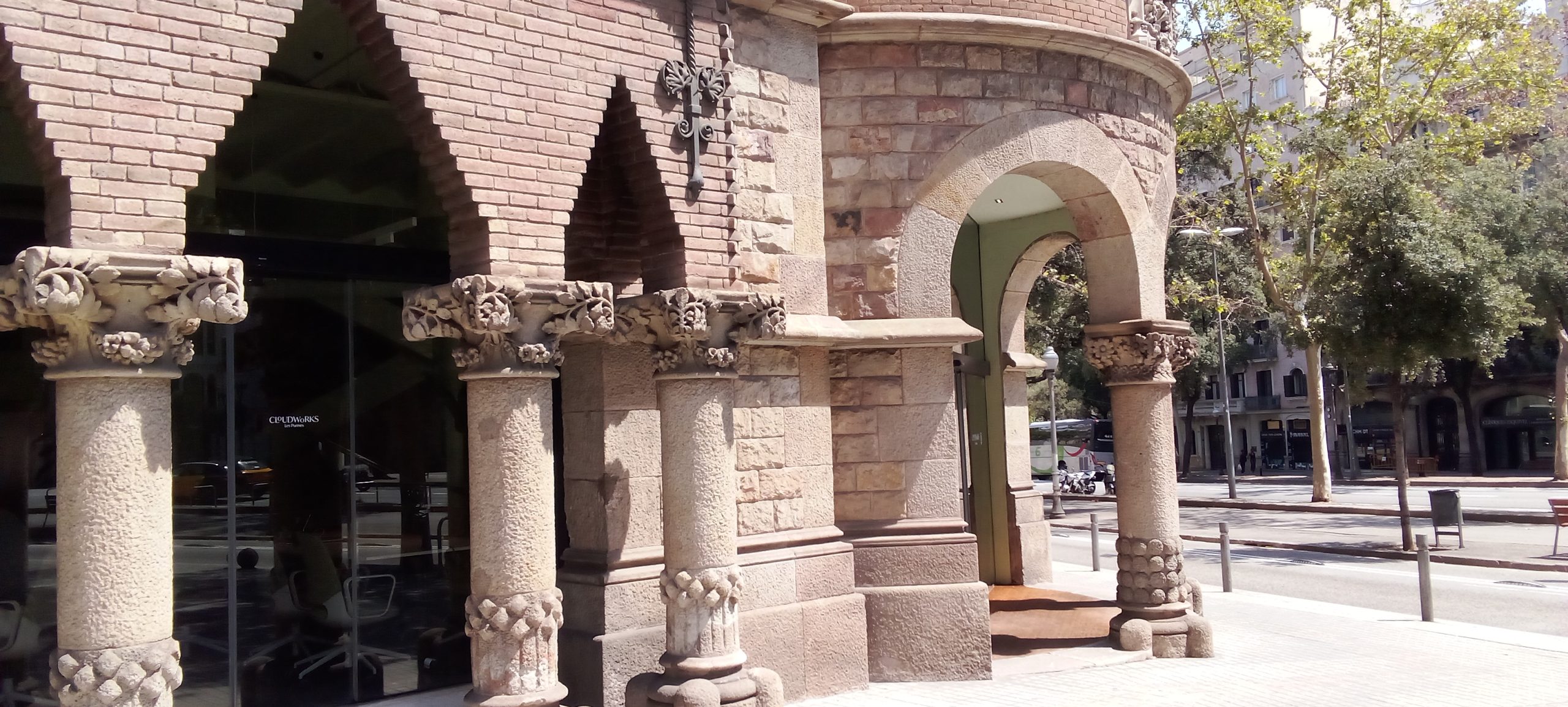 arcos de ladrillo y de piedra en fachadas | Casa de les Punxes - Casa Terrades - Construcción y Reformas en Barcelona /Construcción modernista en ladrillos y piedra con detalle constructivos en hierro.