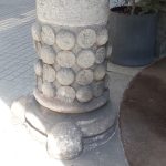 Pilar de piedra con decoración | Casa de les Punxes - Casa Terrades - Construcción y Reformas en Barcelona /Construcción modernista en ladrillos y piedra con detalle constructivos en hierro.