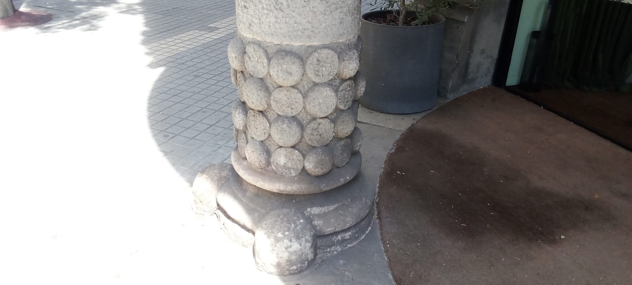 Pilar de piedra con decoración | Casa de les Punxes - Casa Terrades - Construcción y Reformas en Barcelona /Construcción modernista en ladrillos y piedra con detalle constructivos en hierro.