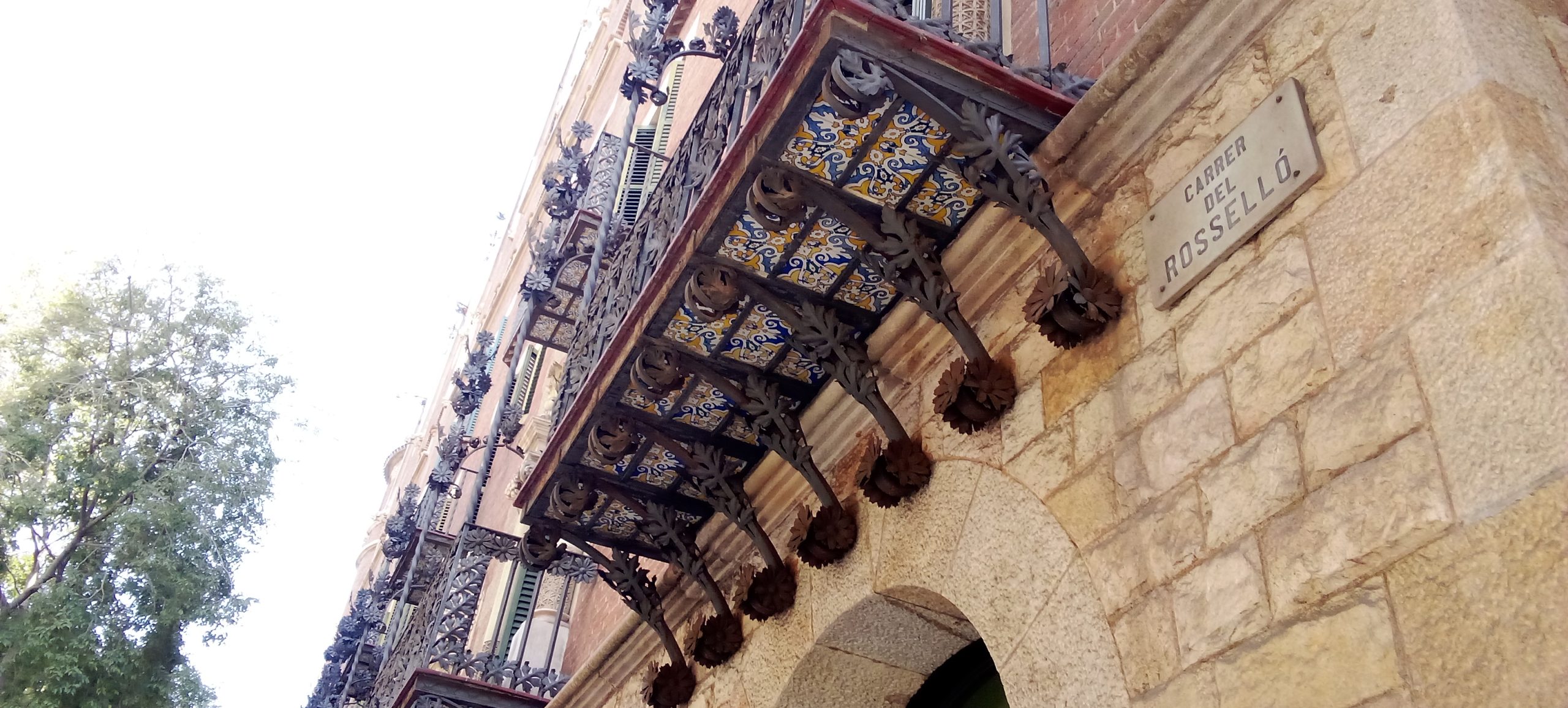 reforma de baldosas hisráulicas | Casa de les Punxes - Casa Terrades - Construcción y Reformas en Barcelona /Construcción modernista en ladrillos y piedra con detalle constructivos en hierro.