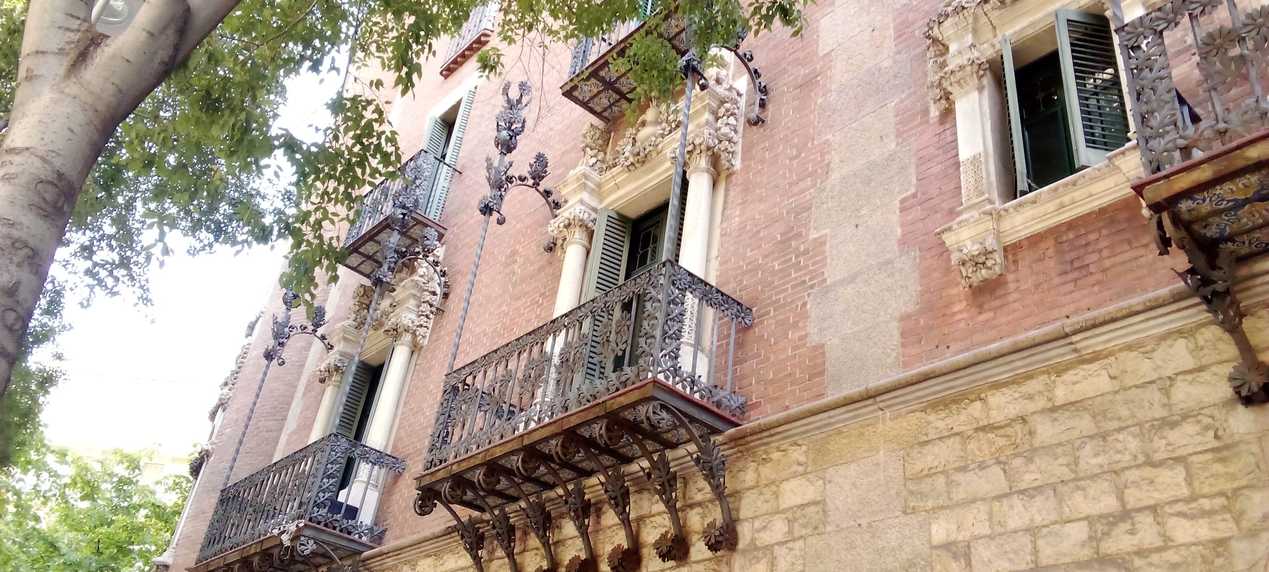 Casa de les Punxes - Casa Terrades - Construcción y Reformas en Barcelona /Construcción modernista en ladrillos y piedra con detalle constructivos en hierro.