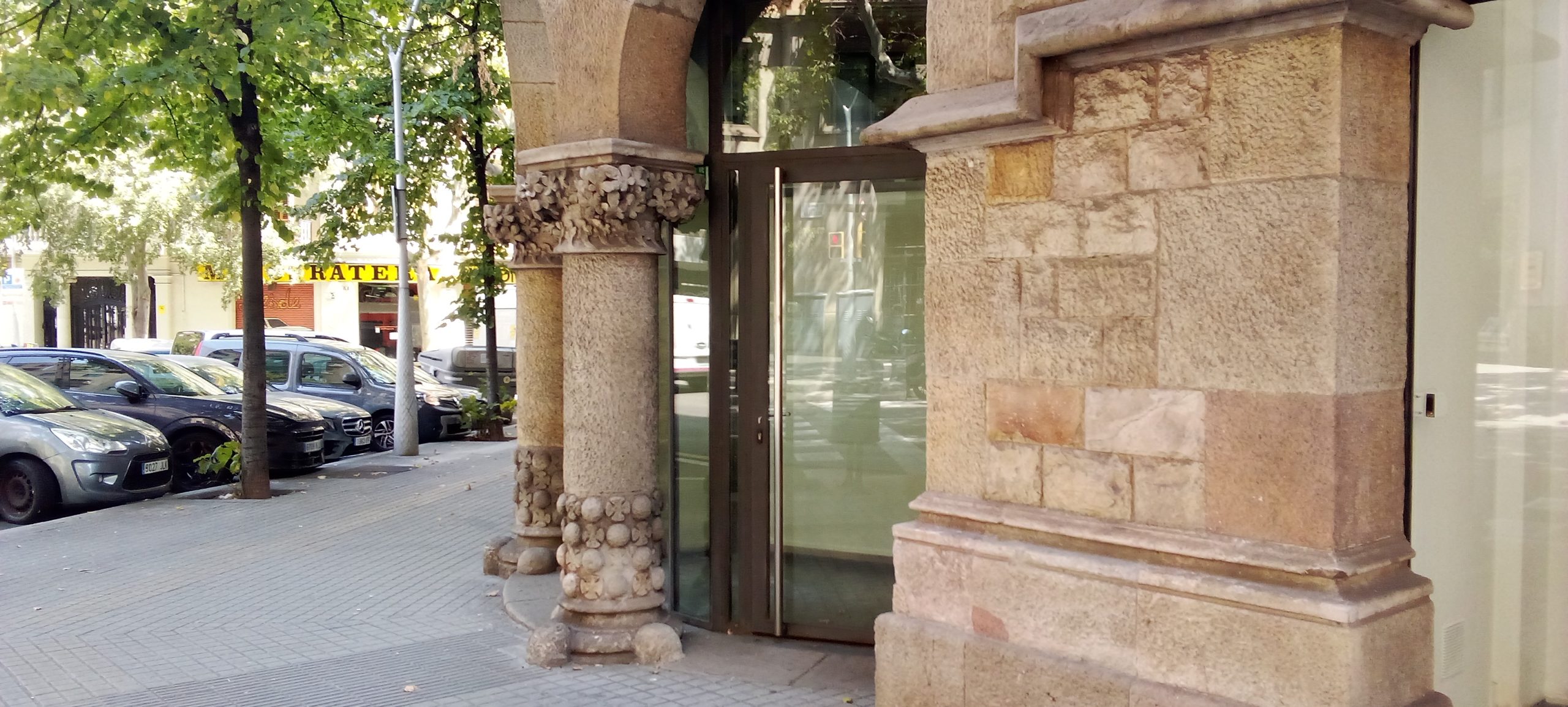 pilares y arcos de piedra en fachadas | Casa de les Punxes - Casa Terrades - Construcción y Reformas en Barcelona /Construcción modernista en ladrillos y piedra con detalle constructivos en hierro.