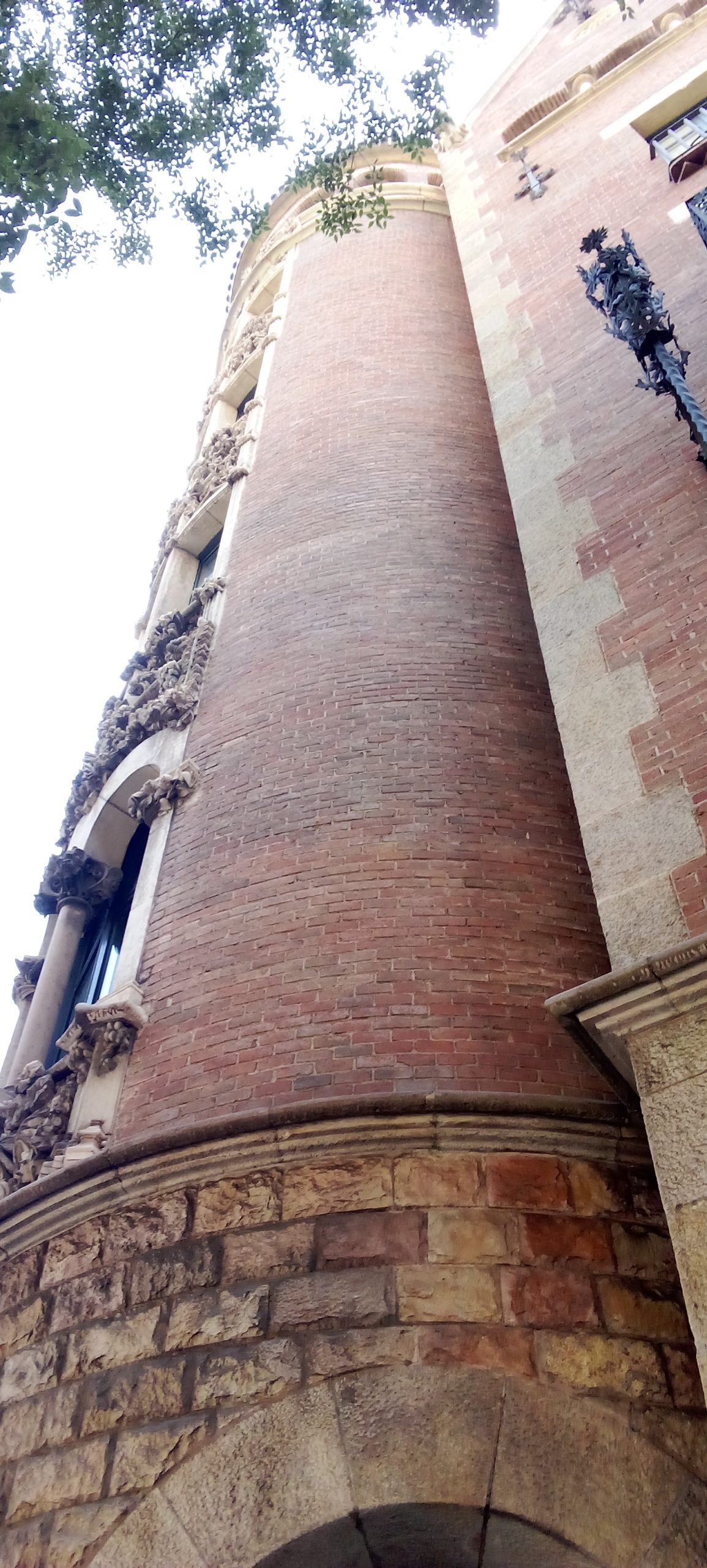 Casa de les Punxes - Casa Terrades - Construcción y Reformas en Barcelona /Construcción modernista en ladrillos y piedra con detalle constructivos en hierro.
