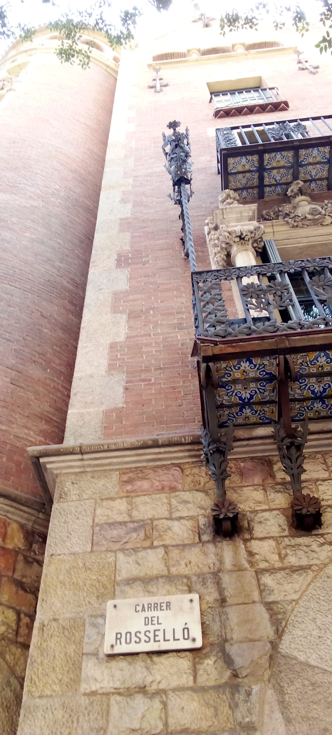 Construcción de edificios en ladrillo | Casa de les Punxes - Casa Terrades - Construcción y Reformas en Barcelona /Construcción modernista en ladrillos y piedra con detalle constructivos en hierro.