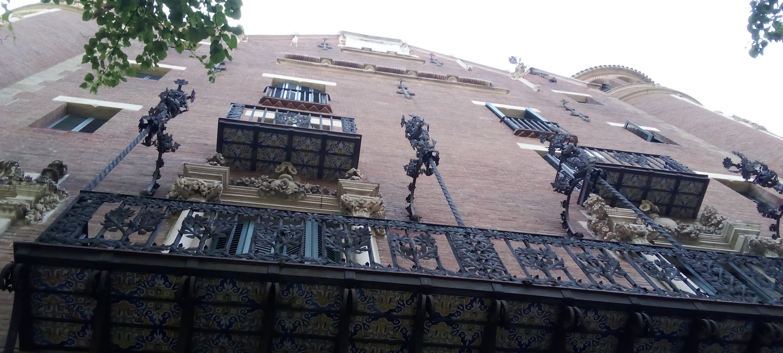 Casa de les Punxes - Casa Terrades - Construcción y Reformas en Barcelona /Construcción modernista en ladrillos y piedra con detalle constructivos en hierro.