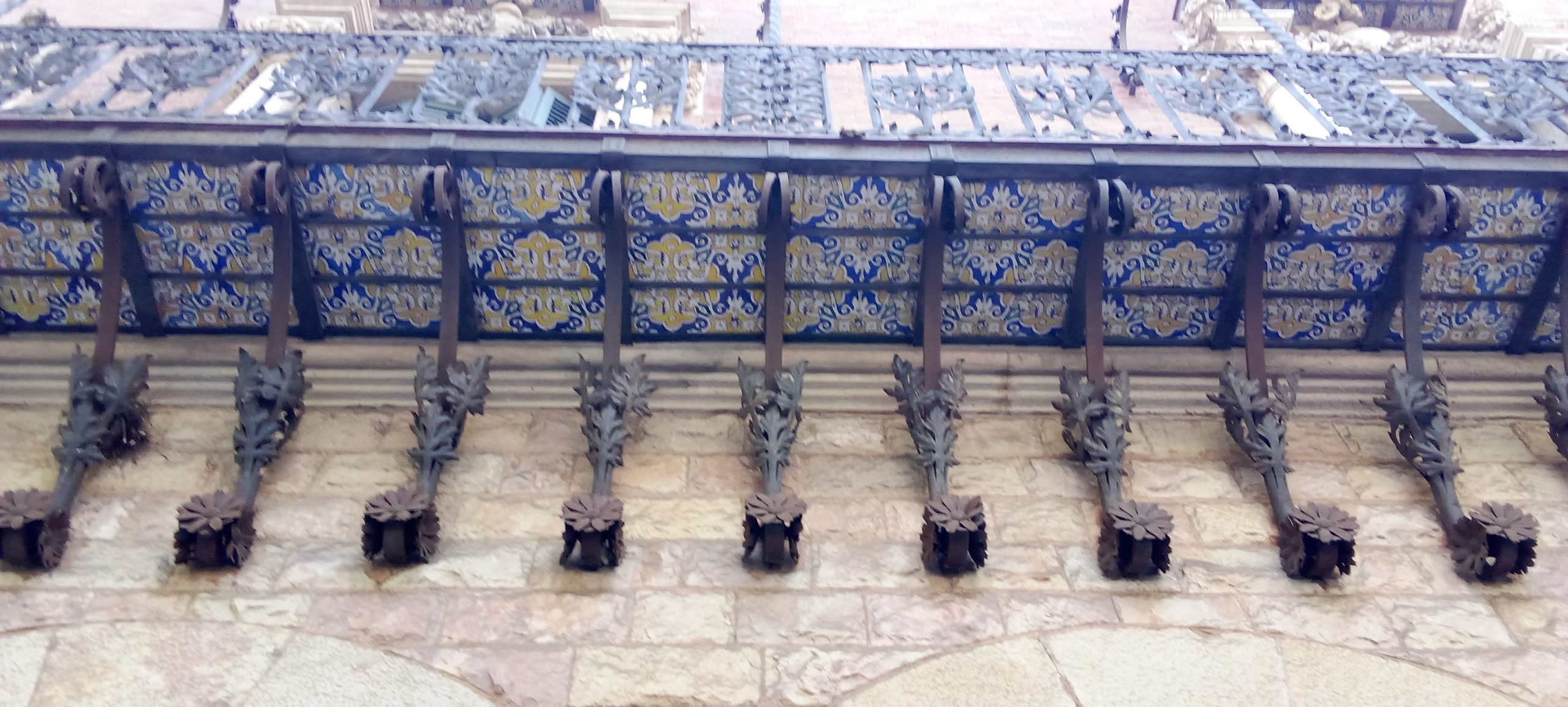 Balcones decorados con azulejos cerámicos \ Casa de les Punxes - Casa Terrades - Construcción y Reformas en Barcelona /Construcción modernista en ladrillos y piedra con detalle constructivos en hierro.