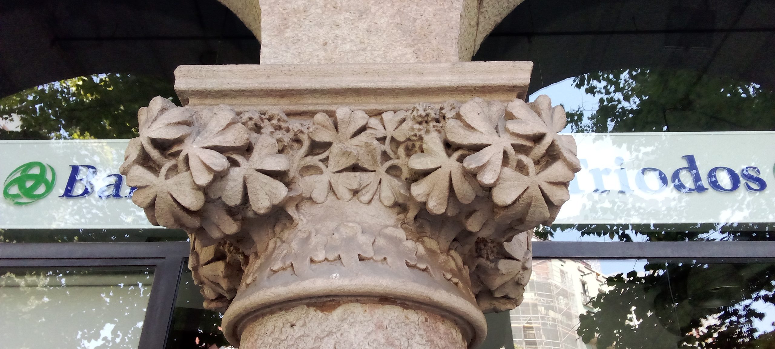 Decoración floral esculpida en piedra | Casa de les Punxes - Casa Terrades - Construcción y Reformas en Barcelona /Construcción modernista en ladrillos y piedra con detalle constructivos en hierro.