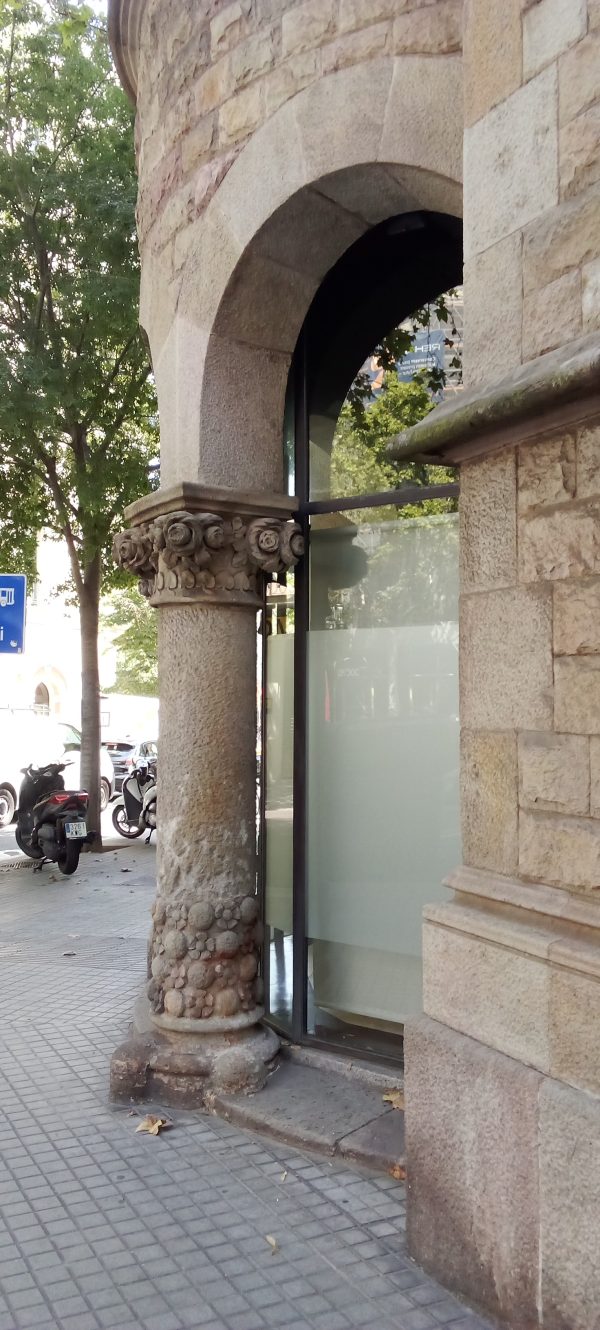 Pilar de piedra | Casa de les Punxes - Casa Terrades - Construcción y Reformas en Barcelona /Construcción modernista en ladrillos y piedra con detalle constructivos en hierro.