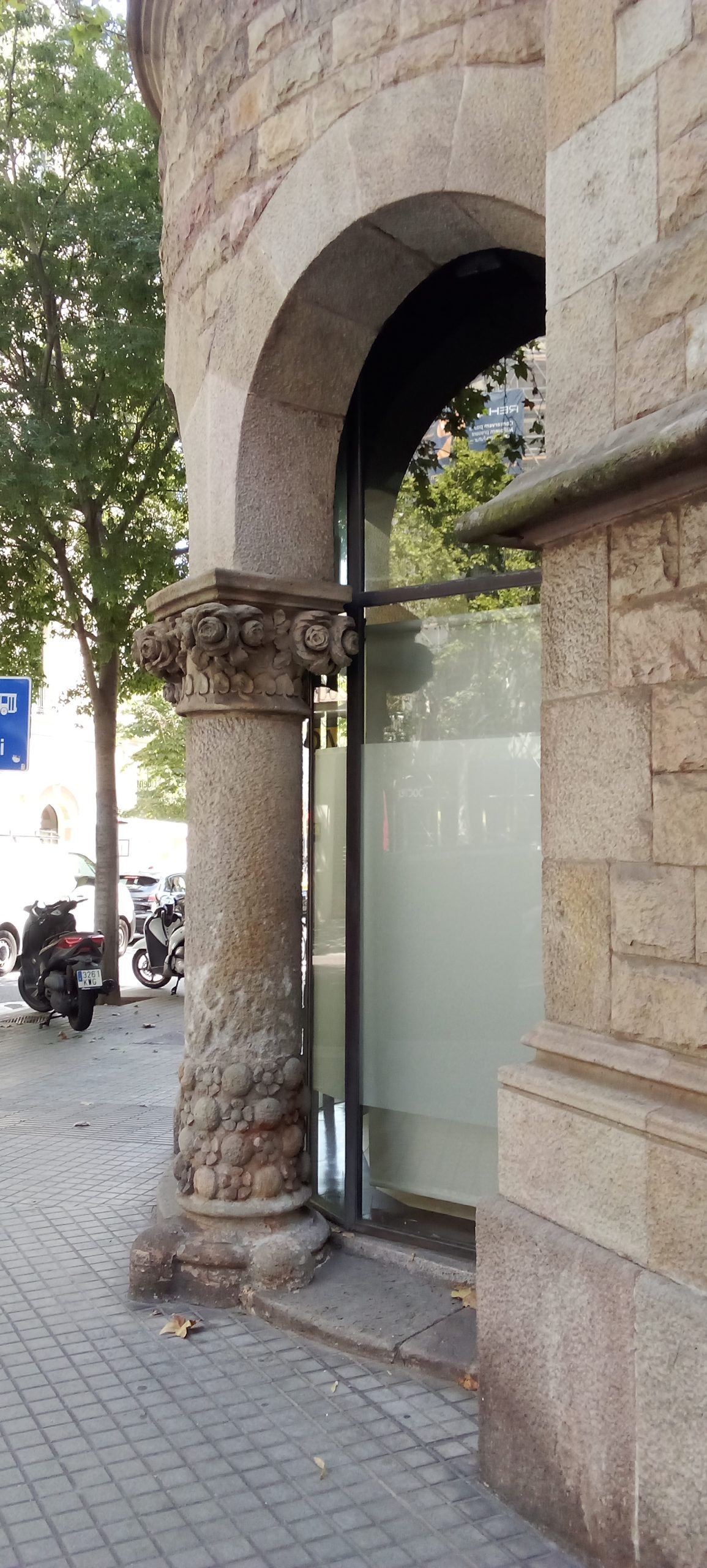 Pilar de piedra | Casa de les Punxes - Casa Terrades - Construcción y Reformas en Barcelona /Construcción modernista en ladrillos y piedra con detalle constructivos en hierro.