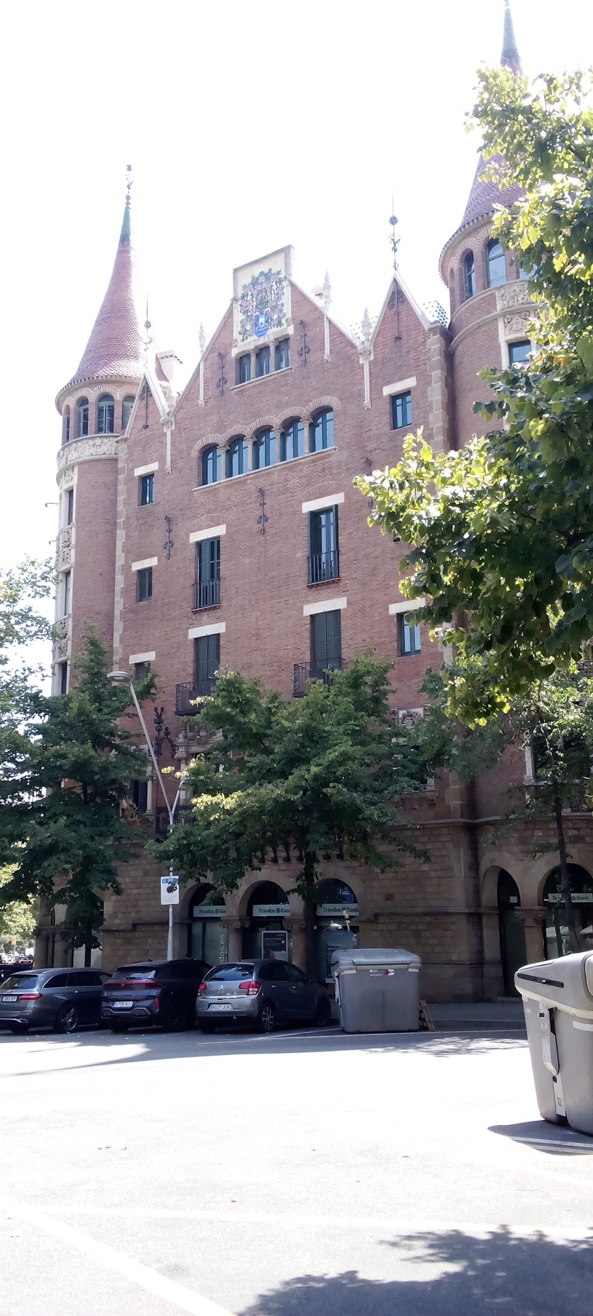 Casa de les Punxes - Casa Terrades - Construcción y Reformas en Barcelona /Construcción modernista en ladrillos y piedra con detalle constructivos en hierro.