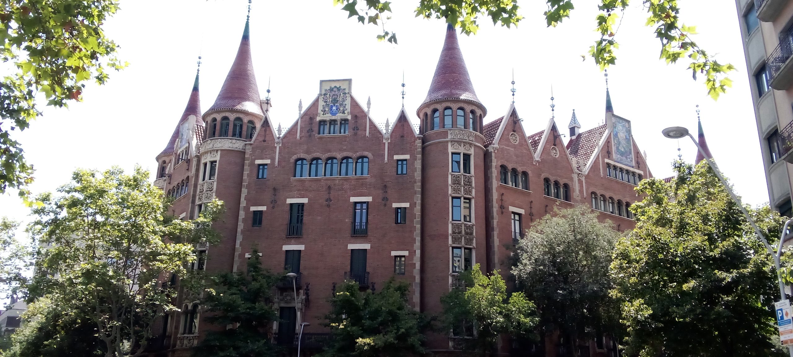 Casa de les Punxes - Casa Terrades - Construcción y Reformas en Barcelona /Construcción modernista en ladrillos y piedra con detalle constructivos en hierro.