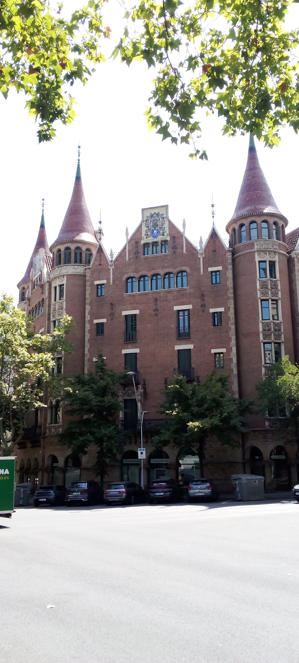 Casa de les Punxes - Casa Terrades - Construcción y Reformas en Barcelona /Construcción modernista en ladrillos y piedra con detalle constructivos en hierro.