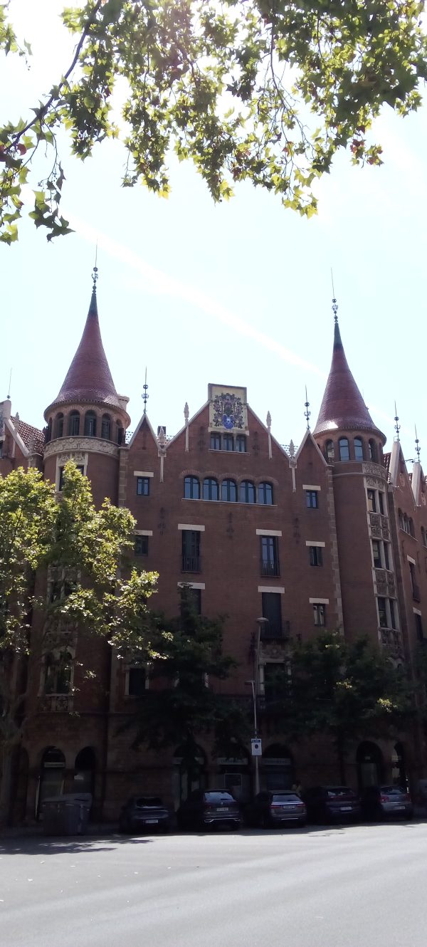 Casa de les Punxes - Casa Terrades - Construcción y Reformas en Barcelona /Construcción modernista en ladrillos y piedra con detalle constructivos en hierro.