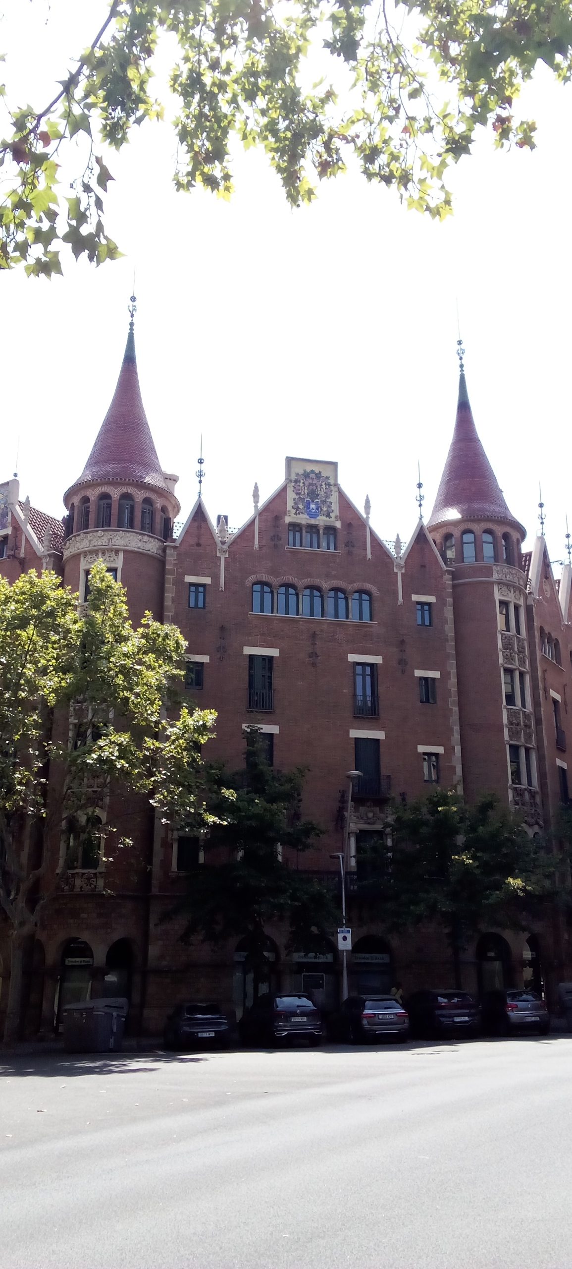Casa de les Punxes - Casa Terrades - Construcción y Reformas en Barcelona /Construcción modernista en ladrillos y piedra con detalle constructivos en hierro.