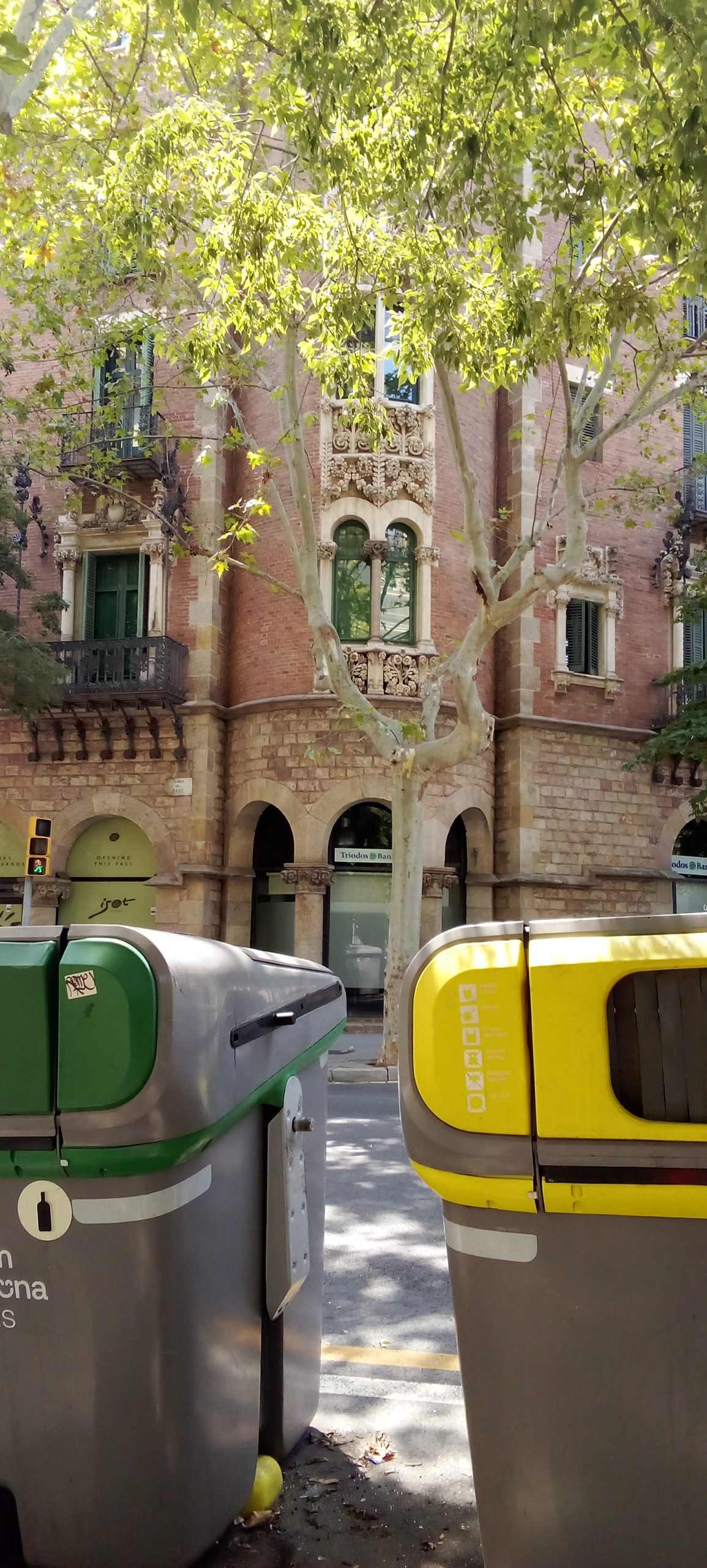 Casa de les Punxes - Casa Terrades - Construcción y Reformas en Barcelona /Construcción modernista en ladrillos y piedra con detalle constructivos en hierro.