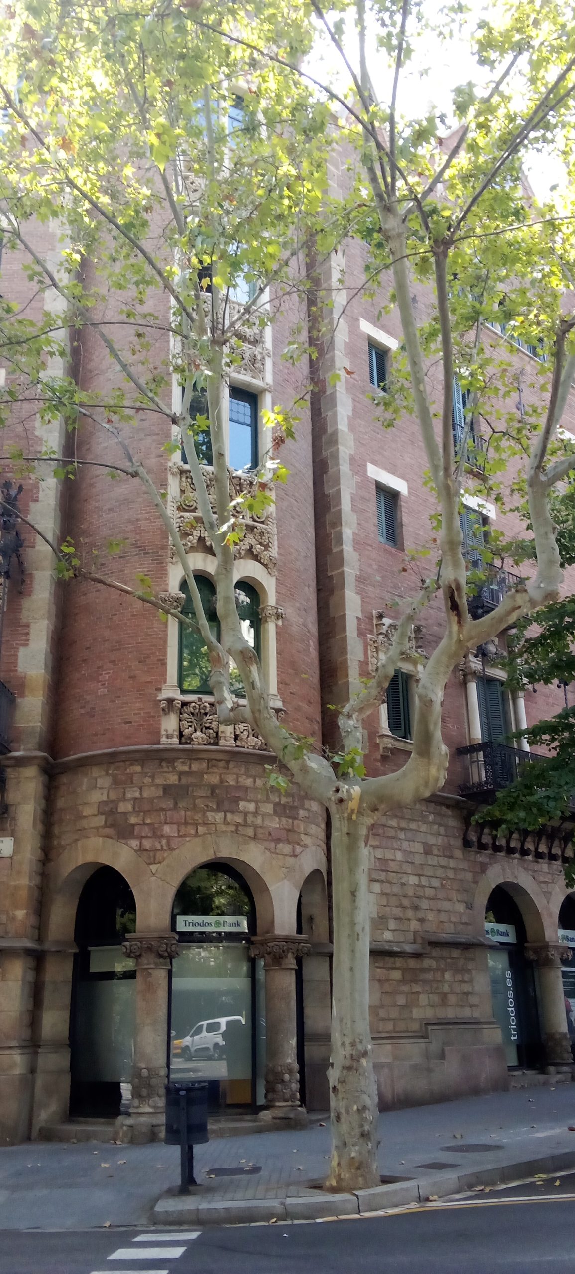 Casa de les Punxes - Casa Terrades - Construcción y Reformas en Barcelona /Construcción modernista en ladrillos y piedra con detalle constructivos en hierro.