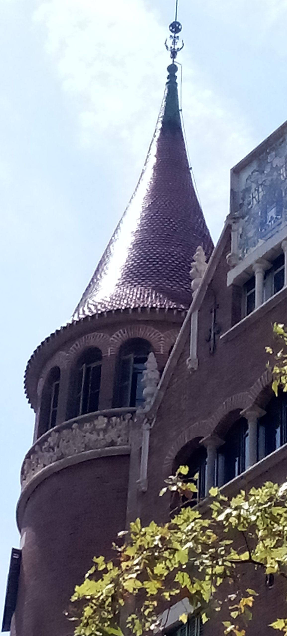 Casa de les Punxes - Casa Terrades - Construcción y Reformas en Barcelona /Construcción modernista en ladrillos y piedra con detalle constructivos en hierro.