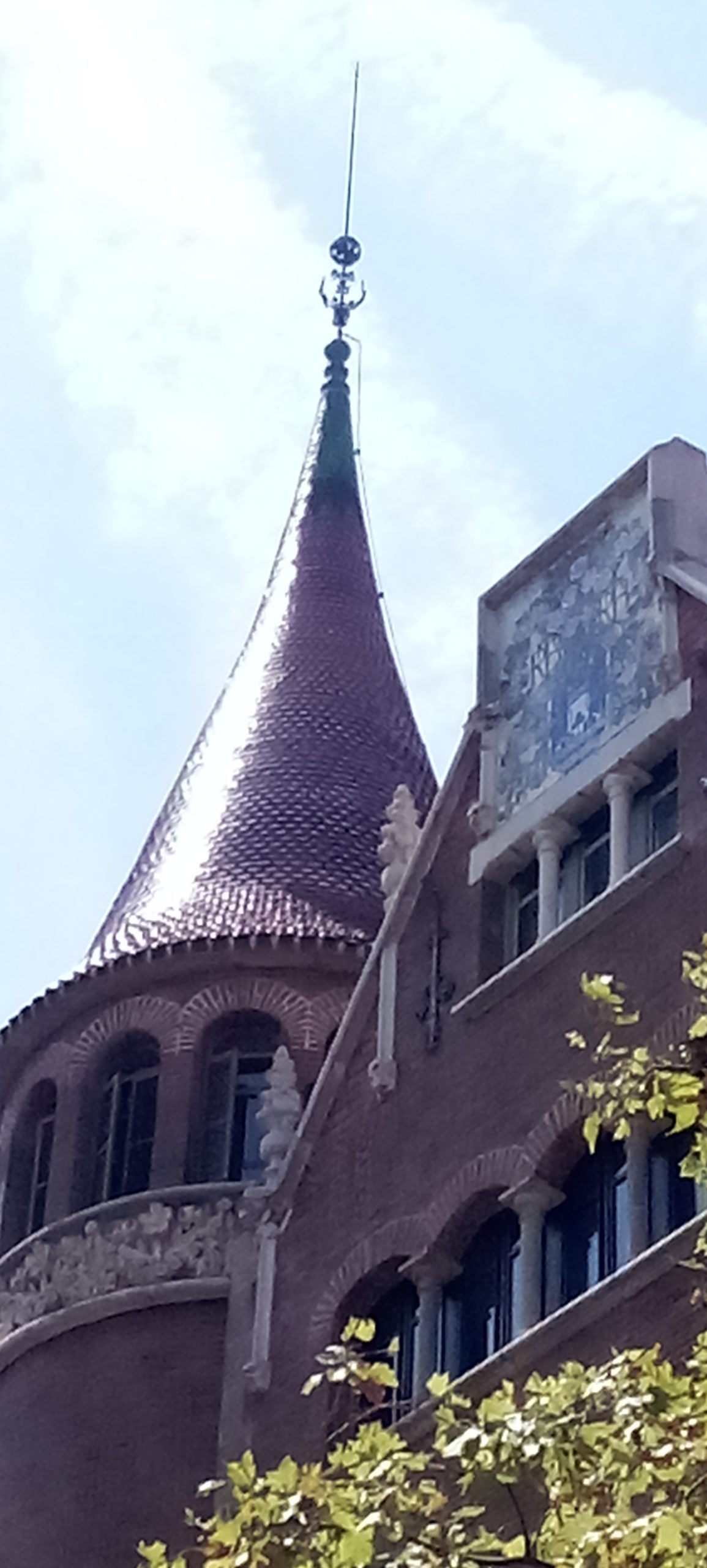 Casa de les Punxes - Casa Terrades - Construcción y Reformas en Barcelona /Construcción modernista en ladrillos y piedra con detalle constructivos en hierro.