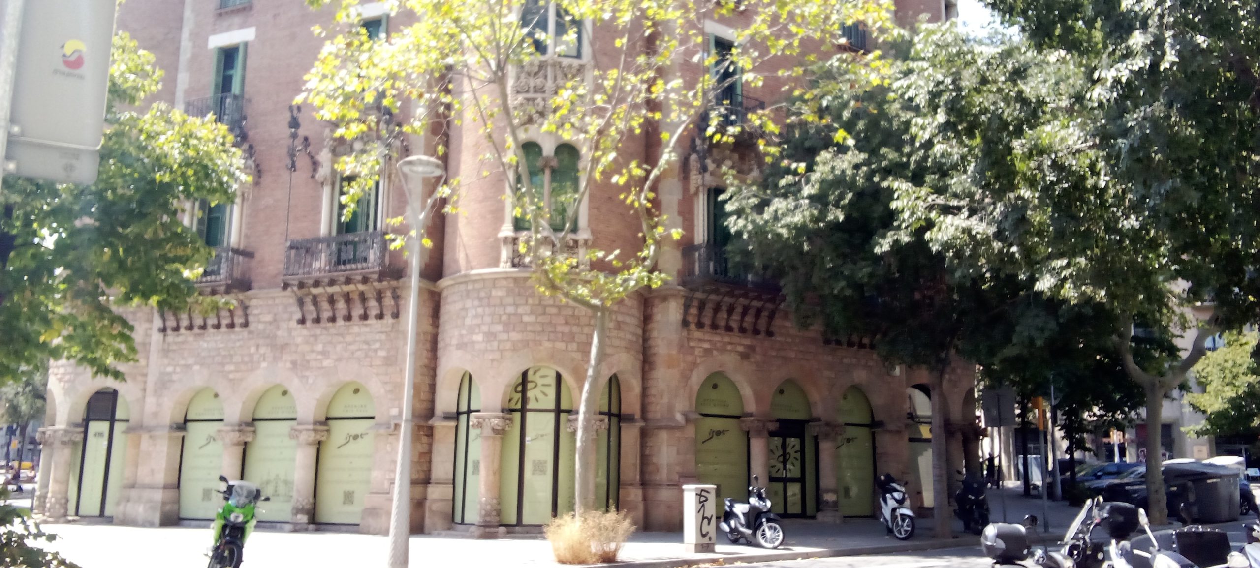 Casa de les Punxes - Casa Terrades - Construcción y Reformas en Barcelona /Construcción modernista en ladrillos y piedra con detalle constructivos en hierro.