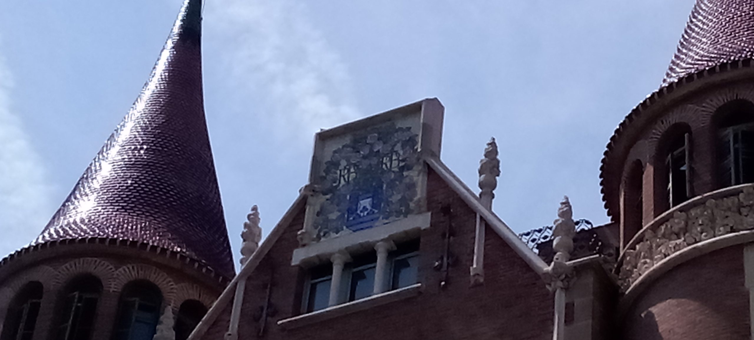 Casa de les Punxes - Casa Terrades - Construcción y Reformas en Barcelona /Construcción modernista en ladrillos y piedra con detalle constructivos en hierro.