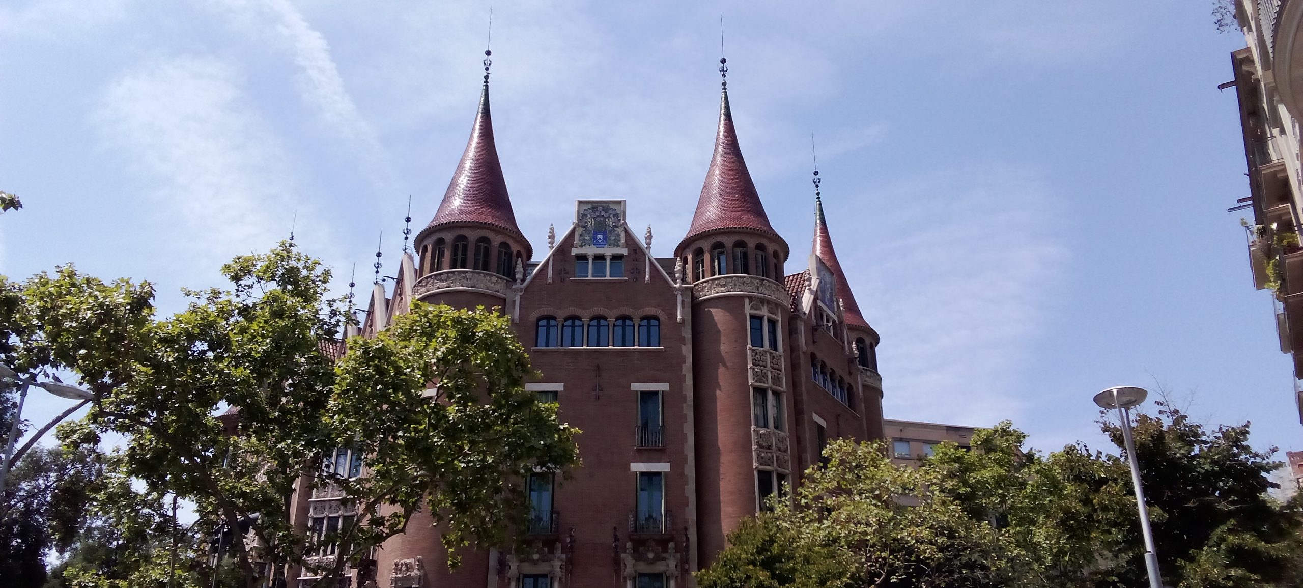 Casa de les Punxes - Casa Terrades - Construcción y Reformas en Barcelona /Construcción modernista en ladrillos y piedra con detalle constructivos en hierro.
