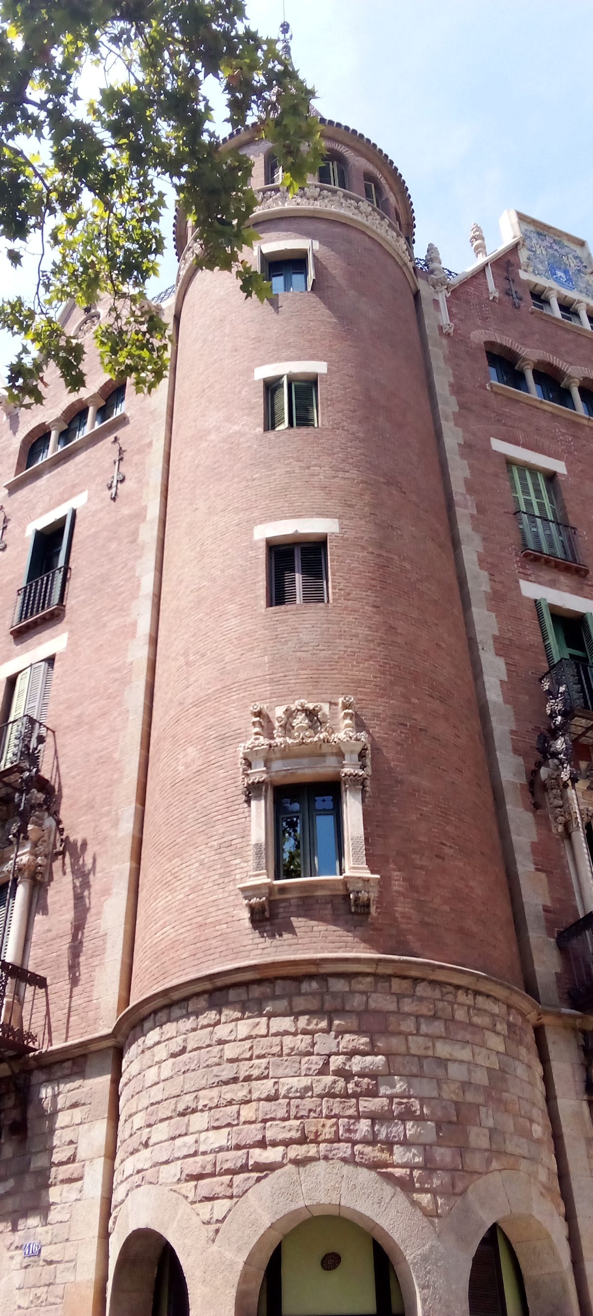 Casa de les Punxes - Casa Terrades - Construcción y Reformas en Barcelona /Construcción modernista en ladrillos y piedra con detalle constructivos en hierro.