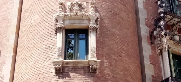 Casa de les Punxes - Casa Terrades - Construcción y Reformas en Barcelona /Construcción modernista en ladrillos y piedra con detalle constructivos en hierro.