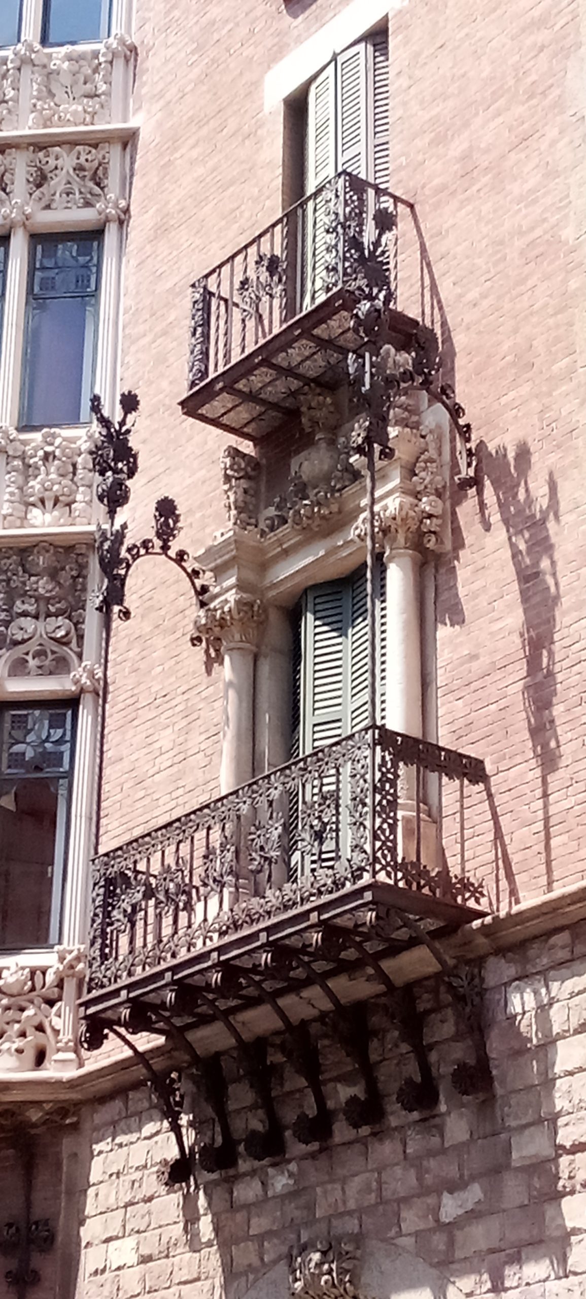 Casa de les Punxes - Casa Terrades - Construcción y Reformas en Barcelona /Construcción modernista en ladrillos y piedra con detalle constructivos en hierro.