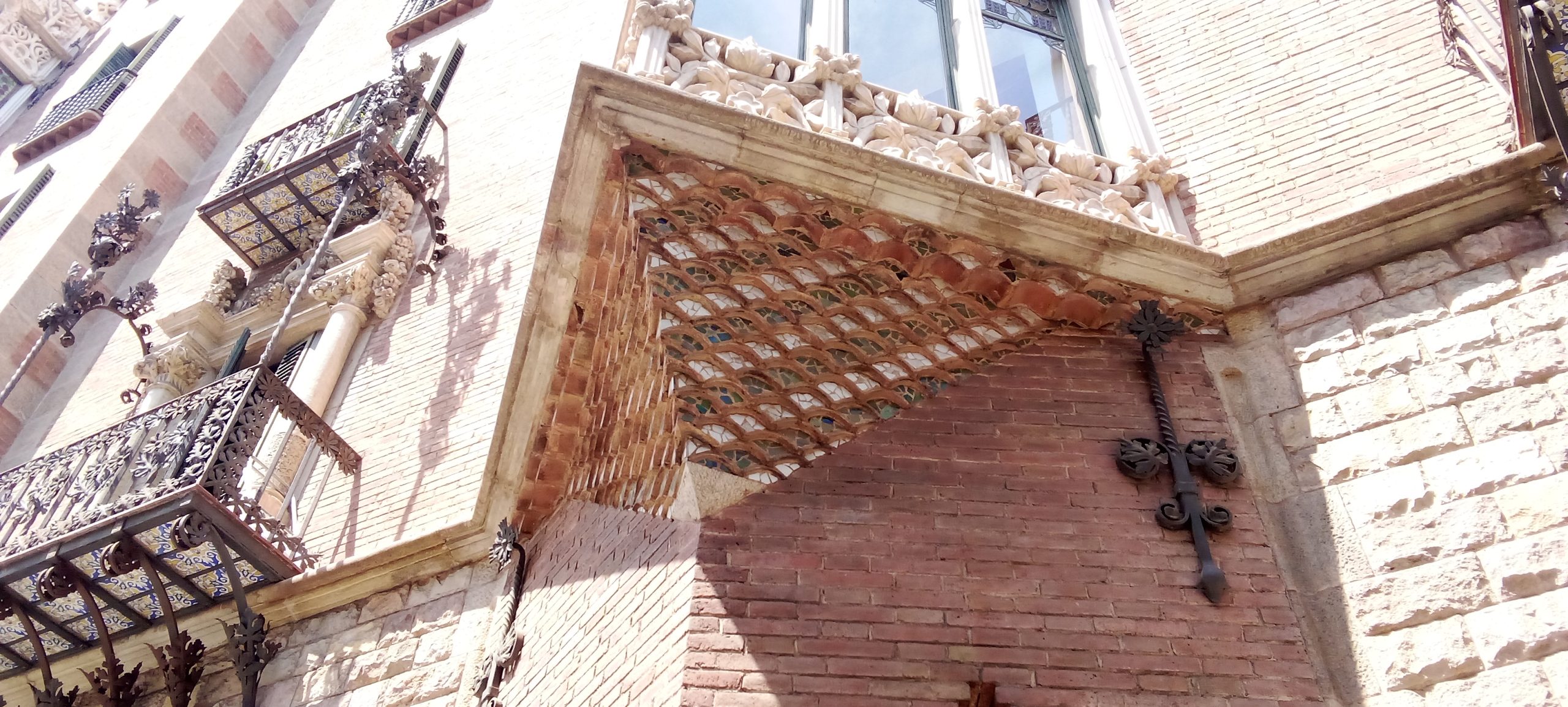 Casa de les Punxes - Casa Terrades - Construcción y Reformas en Barcelona /Construcción modernista en ladrillos y piedra con detalle constructivos en hierro.