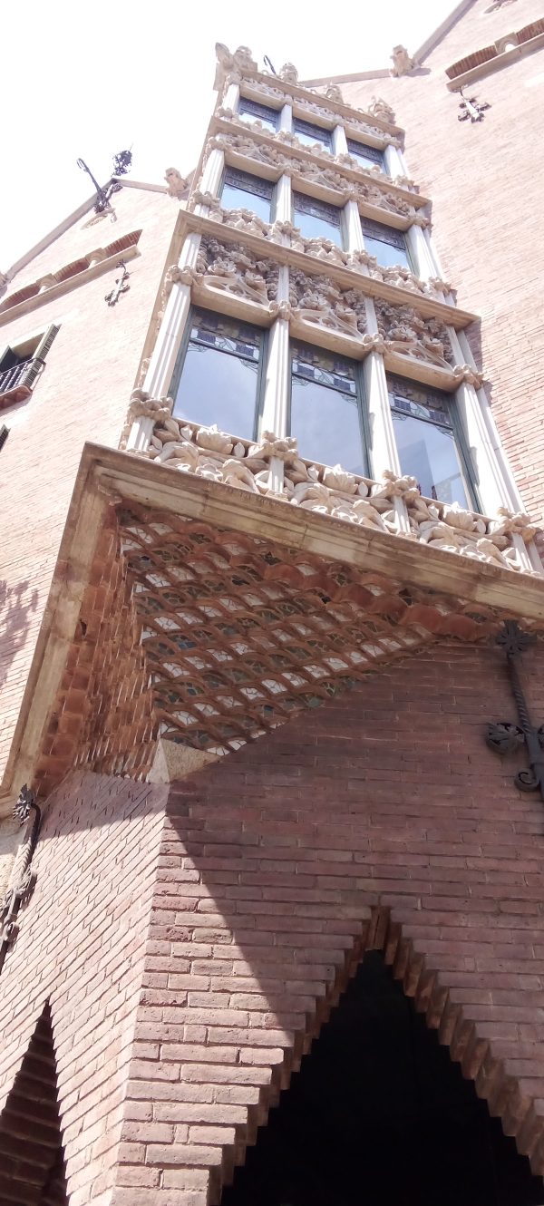 Casa de les Punxes - Casa Terrades - Construcción y Reformas en Barcelona /Construcción modernista en ladrillos y piedra con detalle constructivos en hierro.