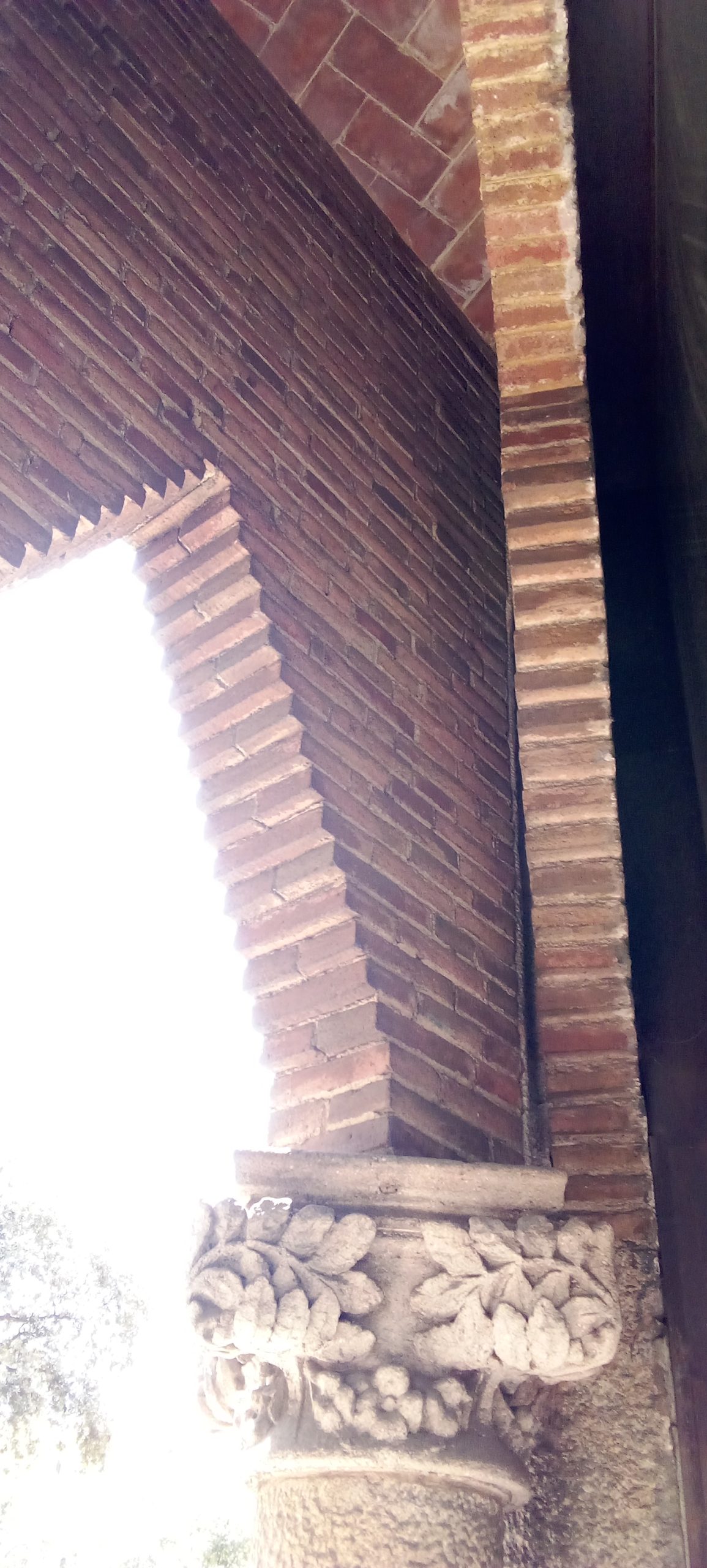 Casa de les Punxes - Casa Terrades - Construcción y Reformas en Barcelona /Construcción modernista en ladrillos y piedra con detalle constructivos en hierro.