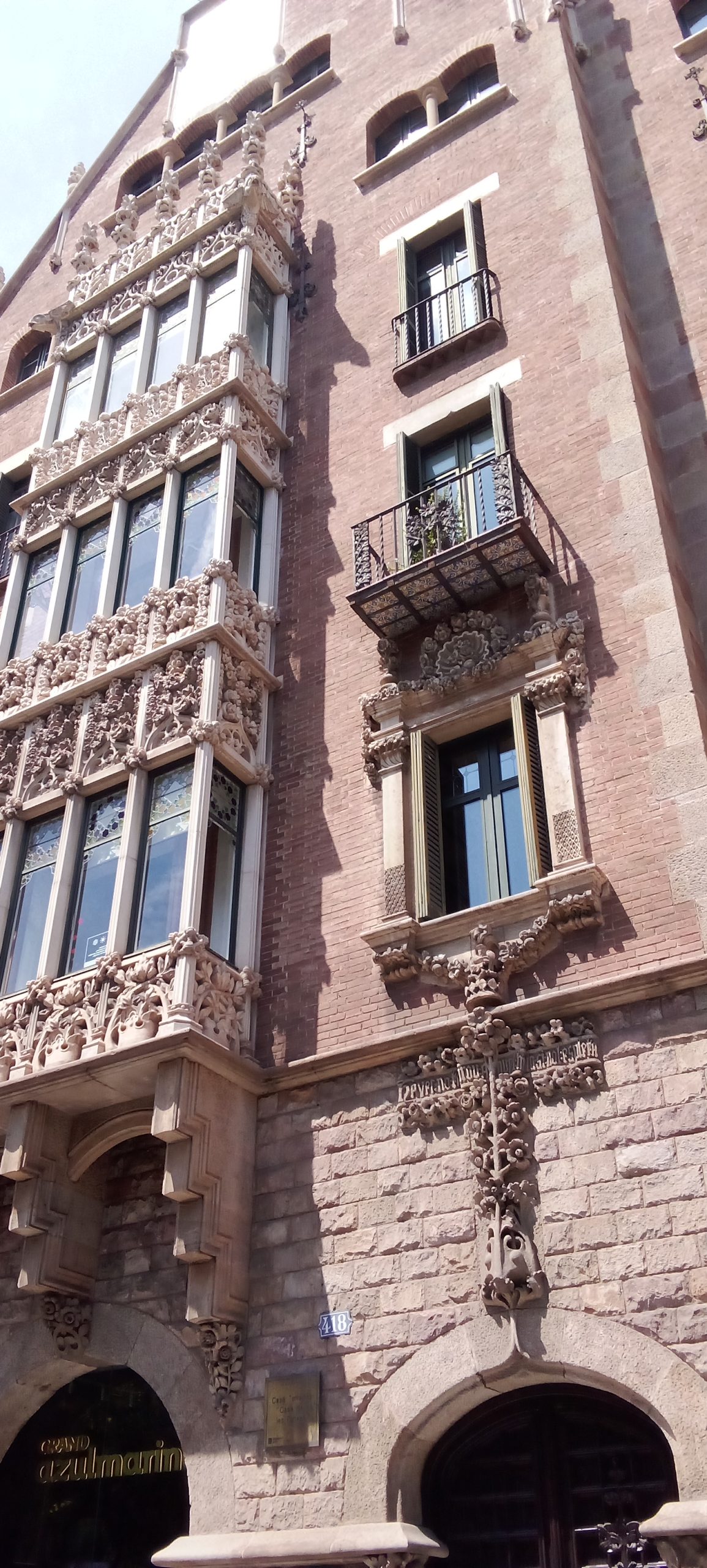 Casa de les Punxes - Casa Terrades - Construcción y Reformas en Barcelona /Construcción modernista en ladrillos y piedra con detalle constructivos en hierro.