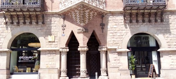 Arco triangular en ladrillos :: Casa de les Punxes - Casa Terrades - Construcción y Reformas en Barcelona /Construcción modernista en ladrillos y piedra con detalle constructivos en hierro.