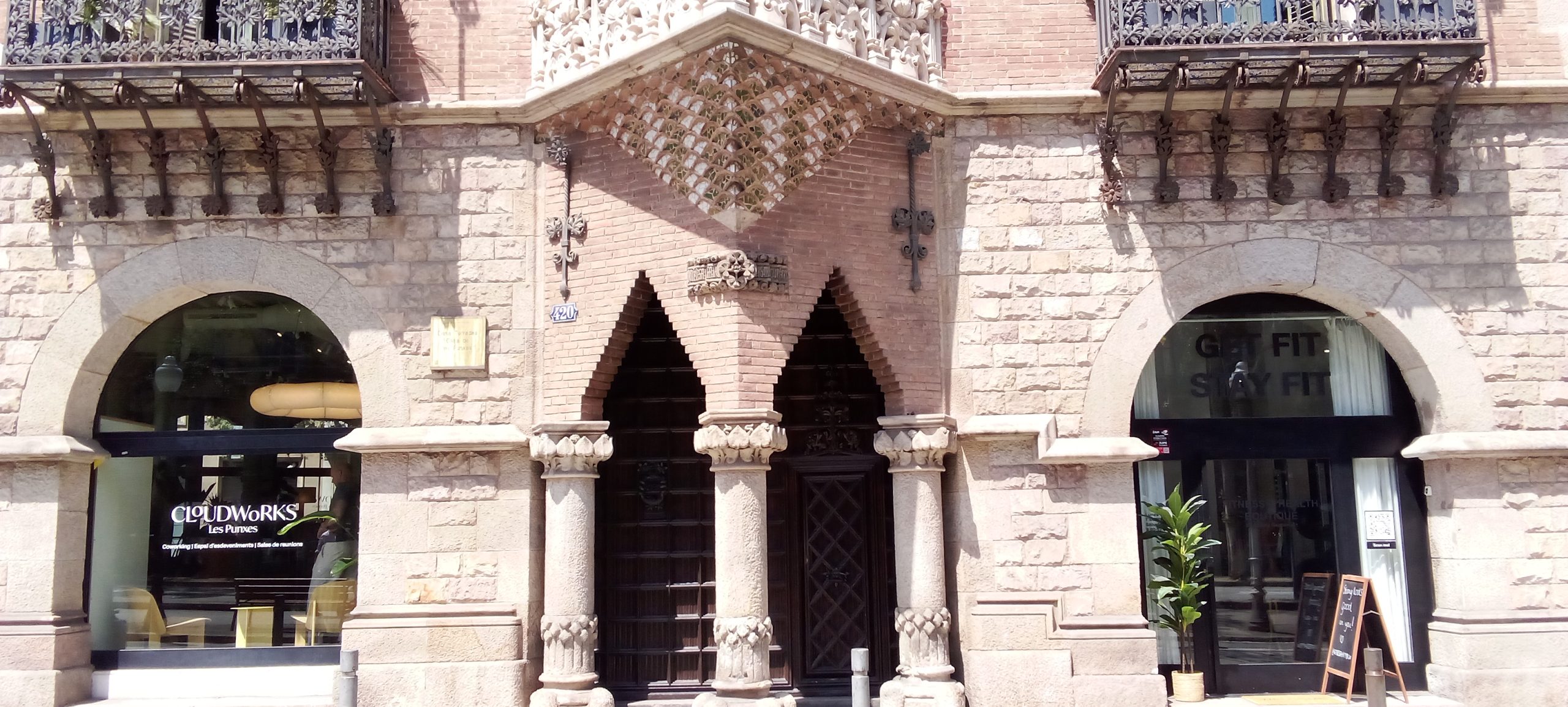 Arco triangular en ladrillos :: Casa de les Punxes - Casa Terrades - Construcción y Reformas en Barcelona /Construcción modernista en ladrillos y piedra con detalle constructivos en hierro.