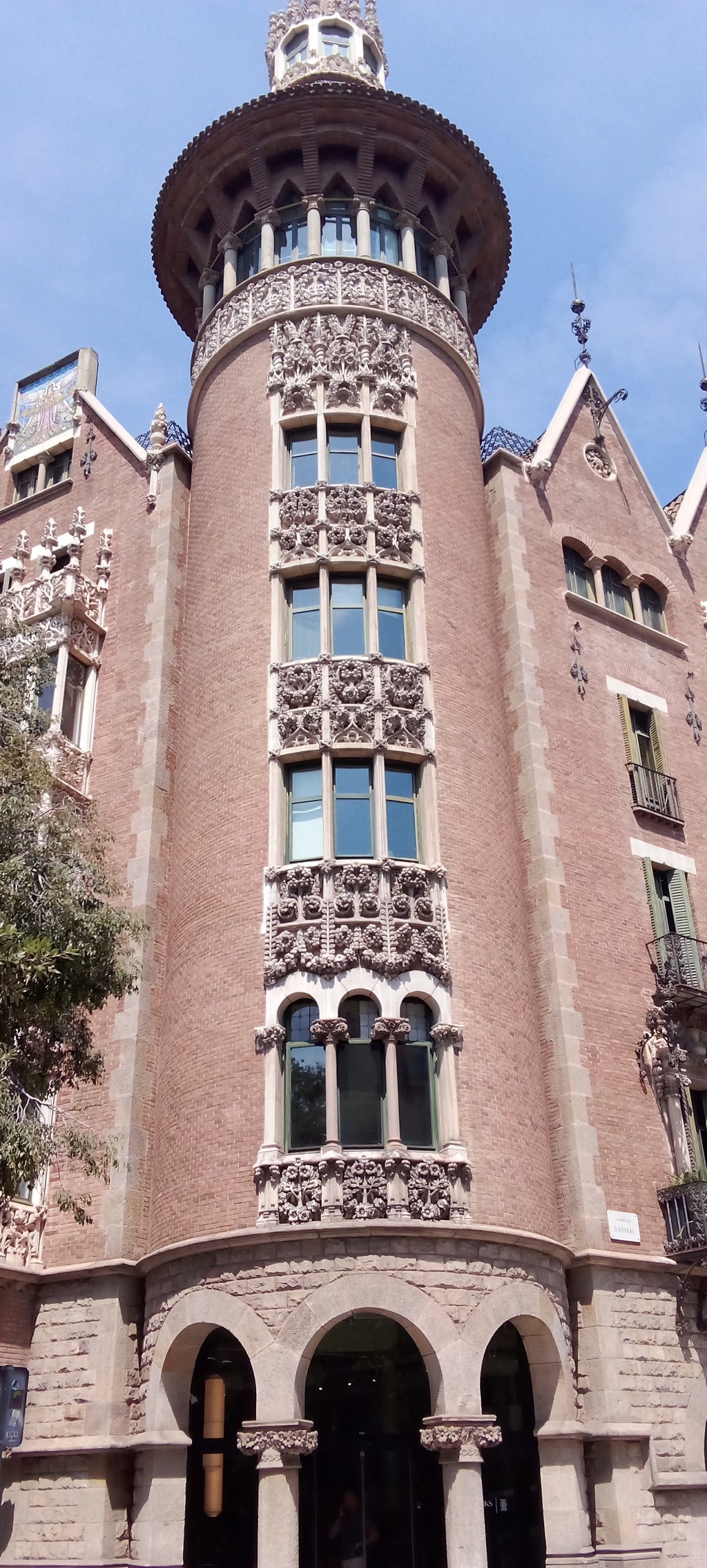 Casa de les Punxes - Casa Terrades - Construcción y Reformas en Barcelona /Construcción modernista en ladrillos y piedra con detalle constructivos en hierro.