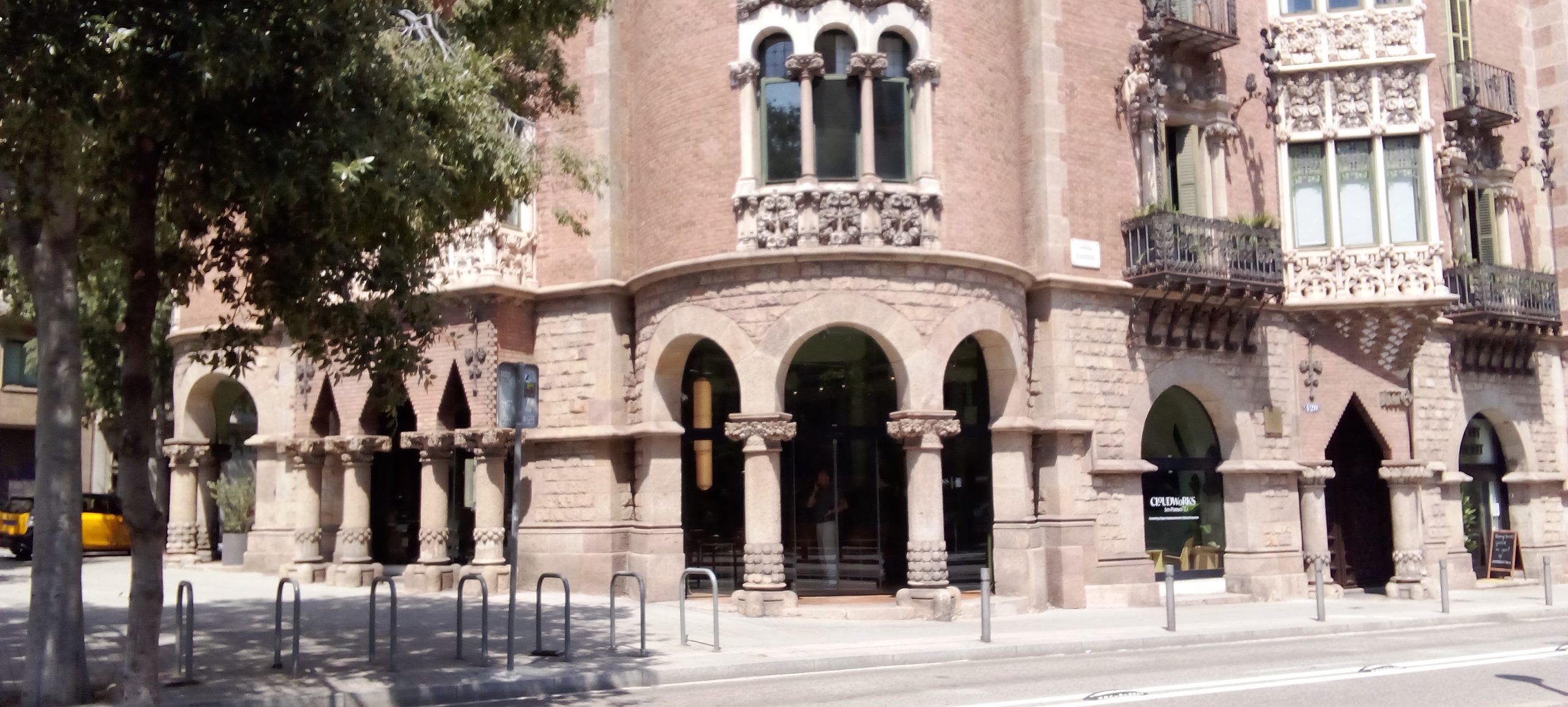 Casa de les Punxes - Casa Terrades - Construcción y Reformas en Barcelona /Construcción modernista en ladrillos y piedra con detalle constructivos en hierro.