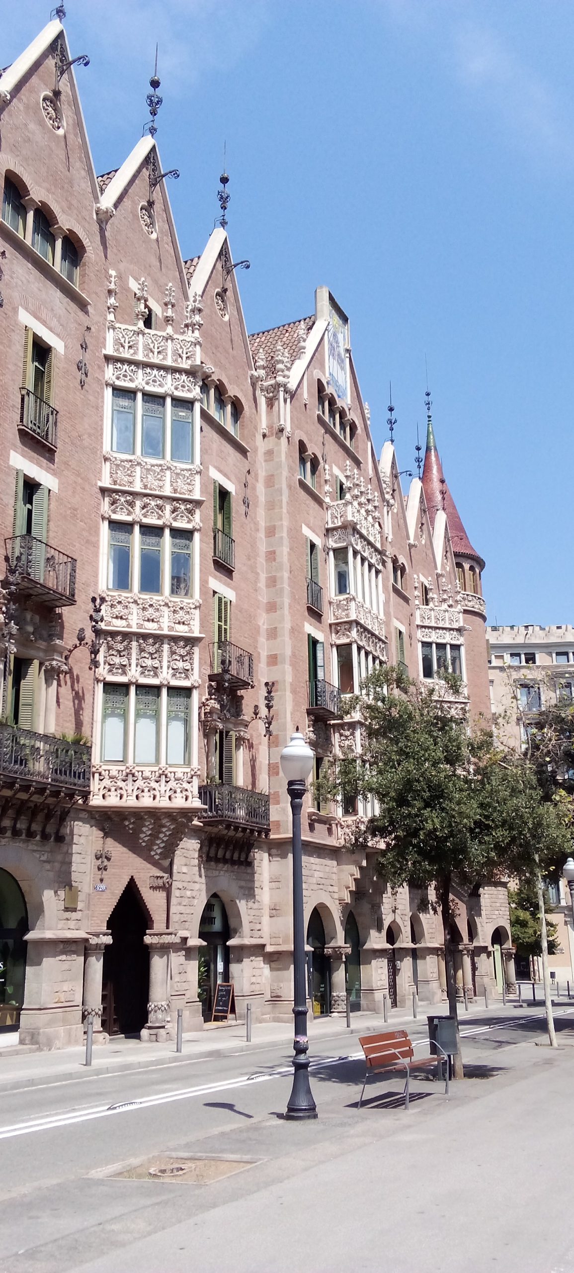Casa de les Punxes - Casa Terrades - Construcción y Reformas en Barcelona /Construcción modernista en ladrillos y piedra con detalle constructivos en hierro.