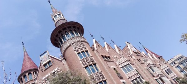 Casa de les Punxes - Casa Terrades - Construcción y Reformas en Barcelona /Construcción modernista en ladrillos y piedra con detalle constructivos en hierro.