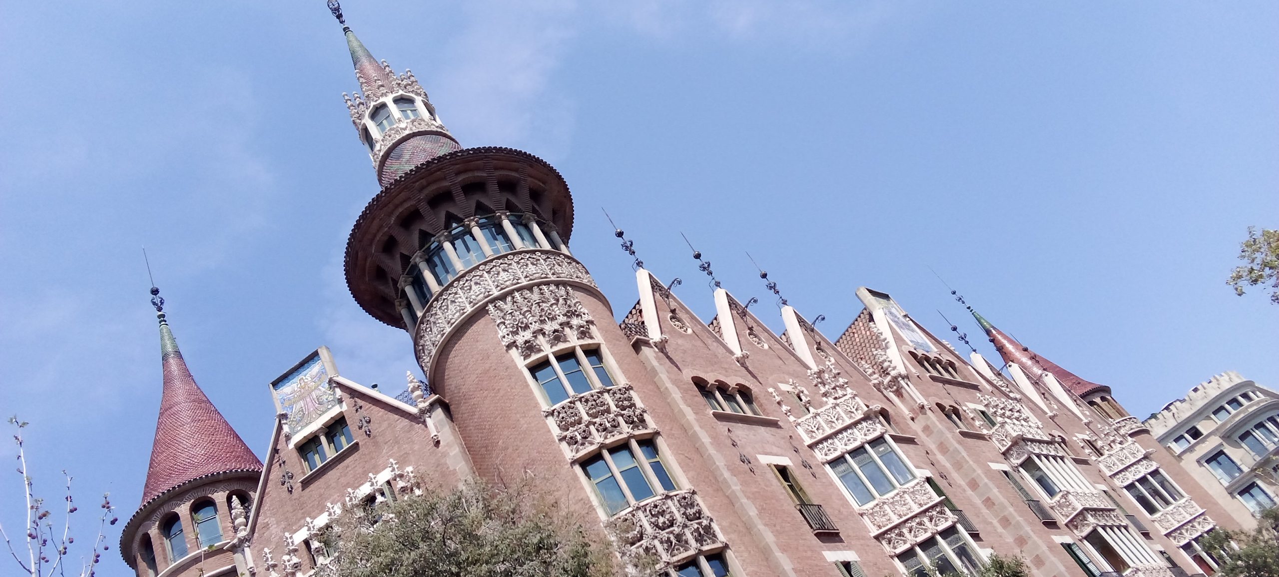 Casa de les Punxes - Casa Terrades - Construcción y Reformas en Barcelona /Construcción modernista en ladrillos y piedra con detalle constructivos en hierro.