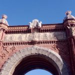Arco de Triunfo de Barcelona - Reforma de monumentos en Barcelona - rehabilitación del patrimonio de Barcelona friso principal del Arco, en que la ciudad de Barcelona recibe a las naciones participantes en la Exposición.