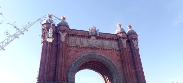 Arco de Triunfo de Barcelona - Reforma de monumentos en Barcelona - rehabilitación del patrimonio de Barcelona friso principal del Arco, en que la ciudad de Barcelona recibe a las naciones participantes en la Exposición.