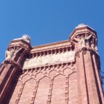 Arco de Triunfo de Barcelona - Reforma de monumentos en Barcelona - rehabilitación del patrimonio de Barcelona Como indica el título, este relieve presenta las alegorías de la Agricultura, la Industria y el Comercio, en la parte derecha del Arco. Junto al friso opuesto, dedicado a las Ciencias y las Artes, conforman el progreso material y espiritual, los motores que inspiraban las Exposiciones Universales.
