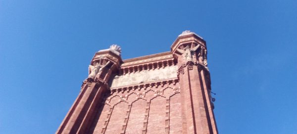 Arco de Triunfo de Barcelona - Reforma de monumentos en Barcelona - rehabilitación del patrimonio de Barcelona Como indica el título, este relieve presenta las alegorías de la Agricultura, la Industria y el Comercio, en la parte derecha del Arco. Junto al friso opuesto, dedicado a las Ciencias y las Artes, conforman el progreso material y espiritual, los motores que inspiraban las Exposiciones Universales.