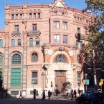 La Hidroeléctrica de Cataluña, diseñada por Pere Falqués, fue construida entre 1896 y 1899 y ha sido objeto de varias reformas a lo largo de los años, incluyendo una importante rehabilitación en 1977 para adaptarla a oficinas. Recientemente, Endesa ha realizado una inversión significativa para modernizar el edificio, que ahora alberga su sede en Cataluña Reformas integrales Barcelona - Modernismo Industrial