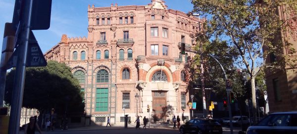 La Hidroeléctrica de Cataluña, diseñada por Pere Falqués, fue construida entre 1896 y 1899 y ha sido objeto de varias reformas a lo largo de los años, incluyendo una importante rehabilitación en 1977 para adaptarla a oficinas. Recientemente, Endesa ha realizado una inversión significativa para modernizar el edificio, que ahora alberga su sede en Cataluña Reformas integrales Barcelona - Modernismo Industrial