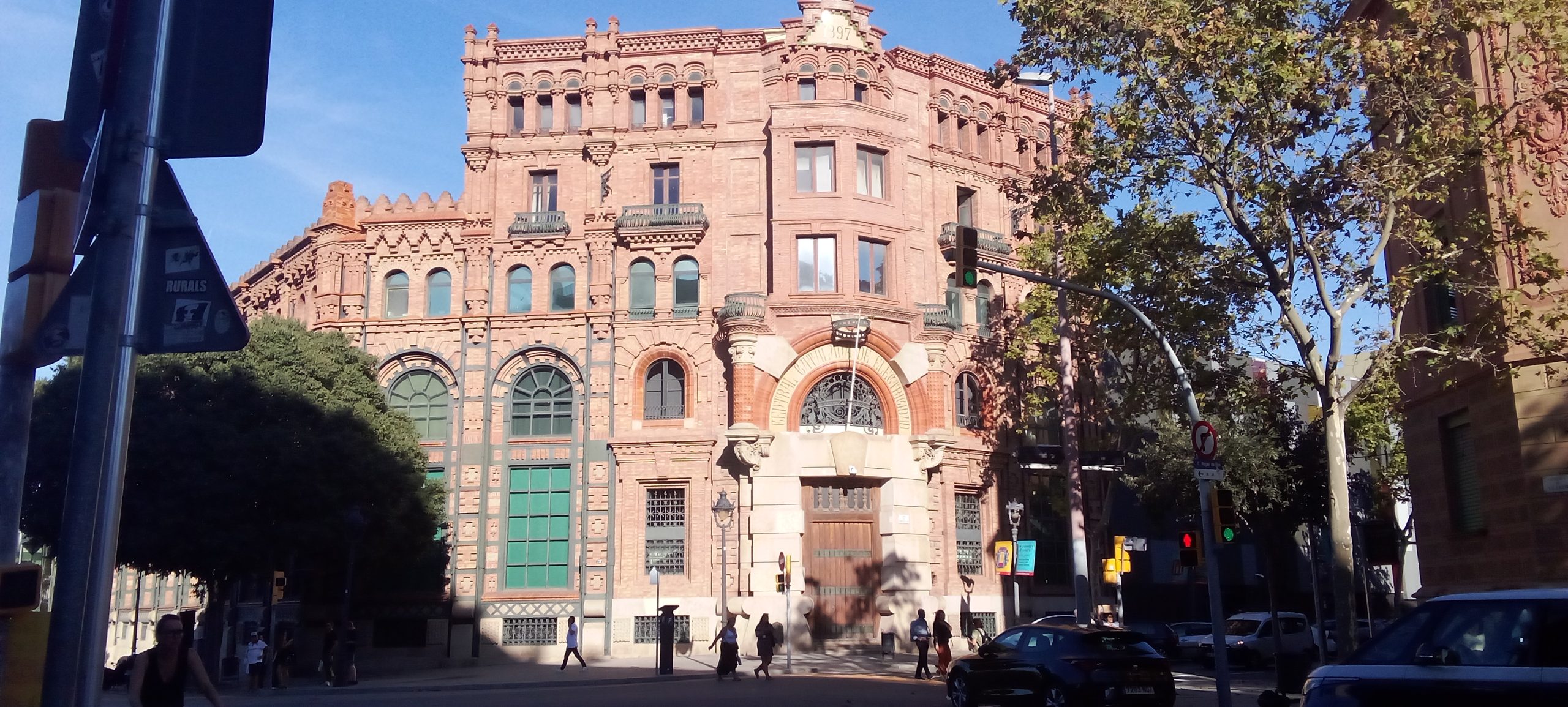 La Hidroeléctrica de Cataluña, diseñada por Pere Falqués, fue construida entre 1896 y 1899 y ha sido objeto de varias reformas a lo largo de los años, incluyendo una importante rehabilitación en 1977 para adaptarla a oficinas. Recientemente, Endesa ha realizado una inversión significativa para modernizar el edificio, que ahora alberga su sede en Cataluña Reformas integrales Barcelona - Modernismo Industrial